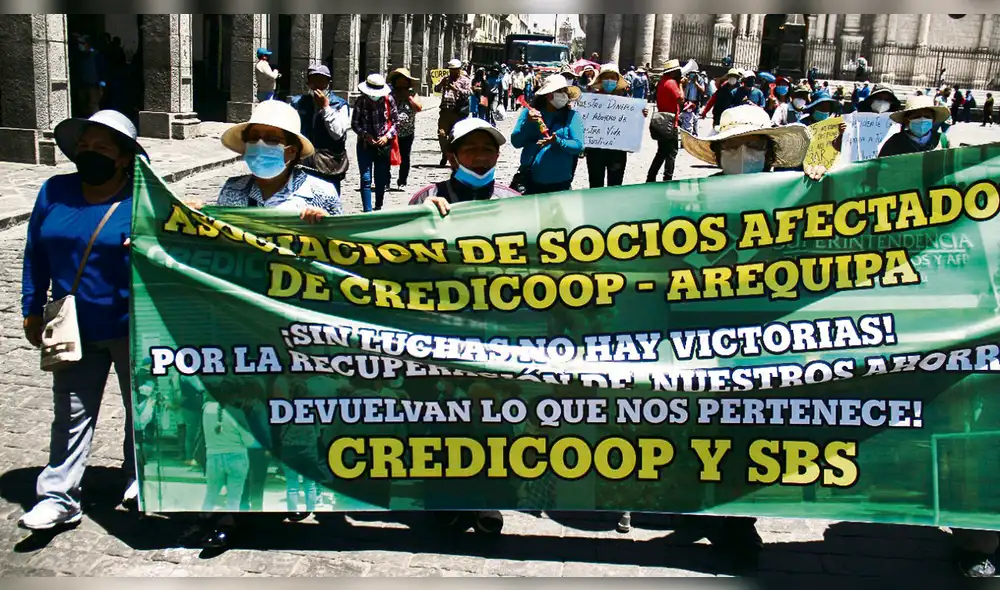 En Arequipa. Muchas personas le confiaron el esfuerzo de toda su vida a de Credicoop Arequipa. Ayer marcharon. Foto: La República