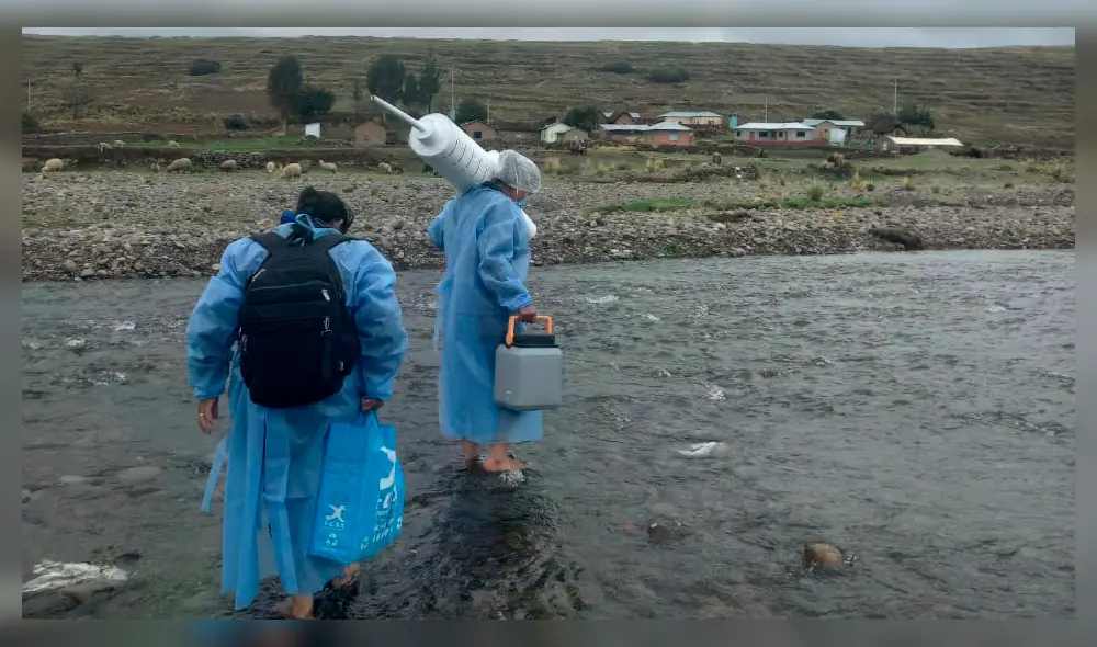 Personal de salud cruza ríos para vacunar. Foto: Cortesía Personal de salud cruza ríos para vacunar. Foto: Cortesía