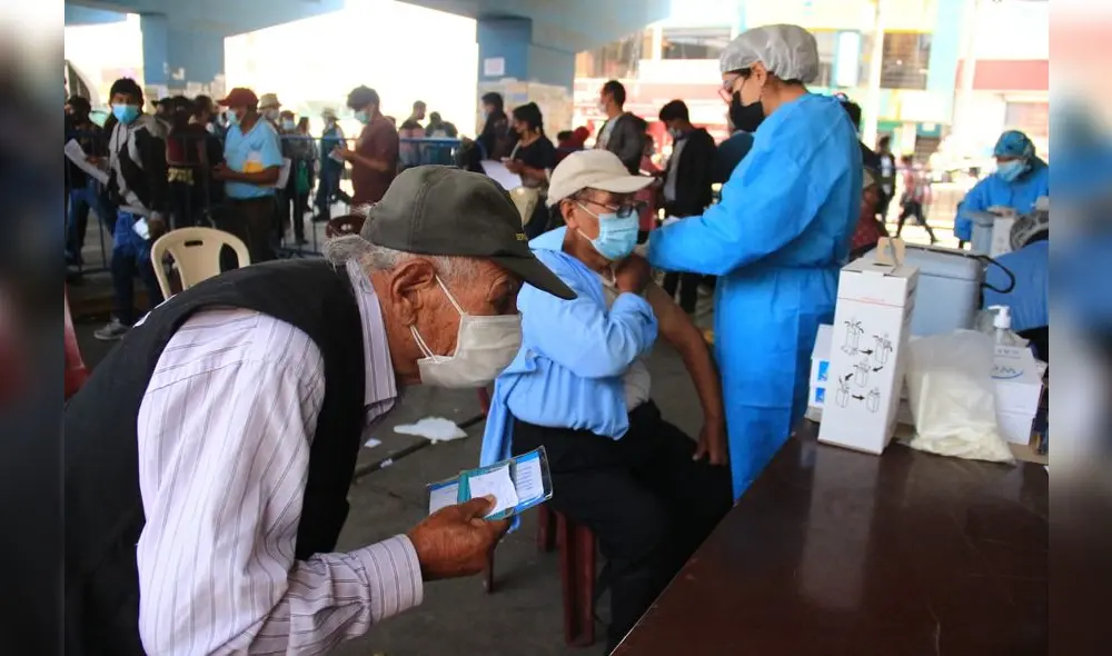 Largas colas se registran en puntos de vacunación. Foto: Zintia Fernández/La República Largas colas se registran en puntos de vacunación. Foto: Zintia Fernández/La República