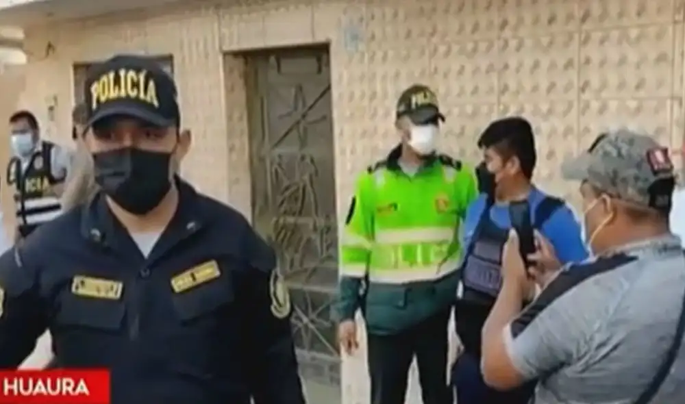 Agentes de Criminalística retiraron el cuerpo tras los análisis respectivos. Foto: captura de América