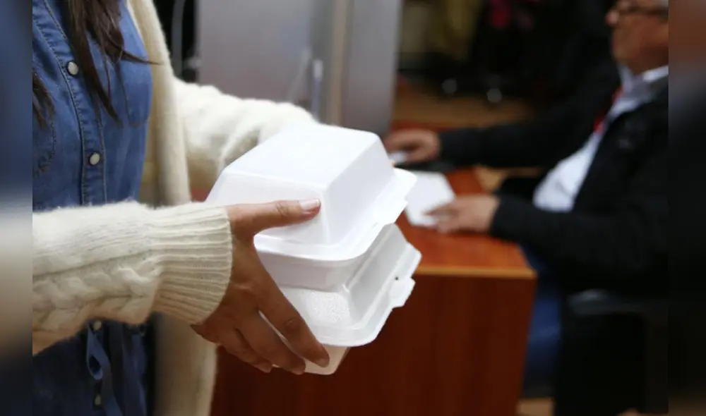 La ley 30884 regula el uso de plástico de un solo uso y recipientes descartables, cuya medida entrará en vigencia el 20 de diciembre de 2021. Foto: Andina