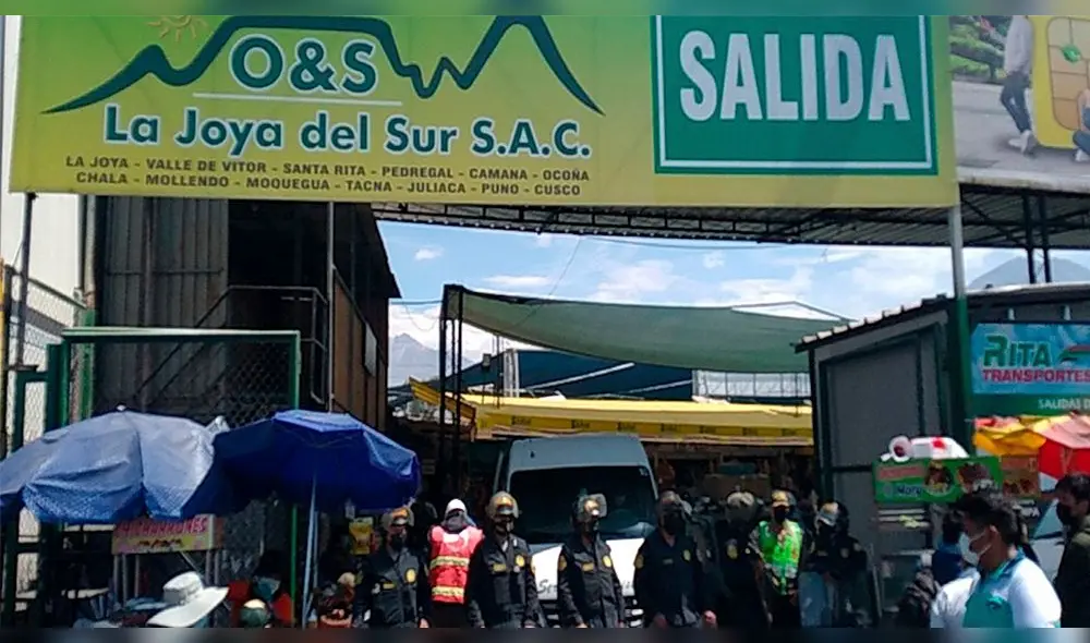 En el lugar la entidad también colocó una infracción a un vehículo tipo minivan porque no contaba con autorización para el servicio de transporte de personas. Foto: Sutran