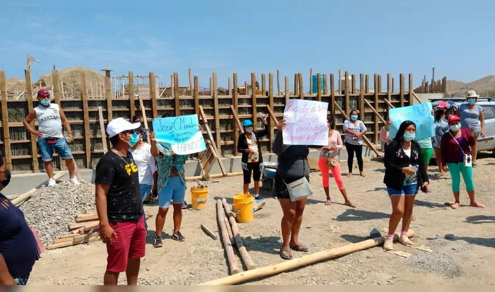 Pobladores protestaron y denunciaron irregularidades en construcción de muro. Foto: La República Pobladores protestaron y denunciaron irregularidades en construcción de muro. Foto: La República