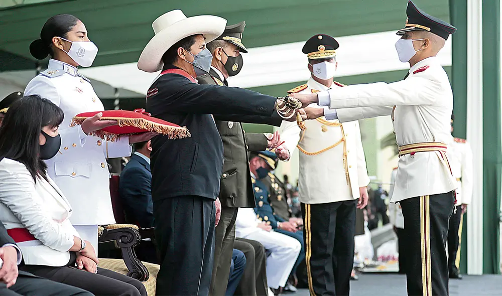 Con honores. El presidente reconoció a los mejores oficiales. Foto: difusión Con honores. El presidente reconoció a los mejores oficiales. Foto: difusión
