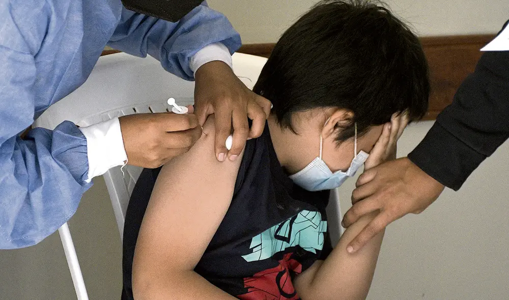 Les toca. Los niños también recibirán dos dosis de la vacuna. Foto: EFE