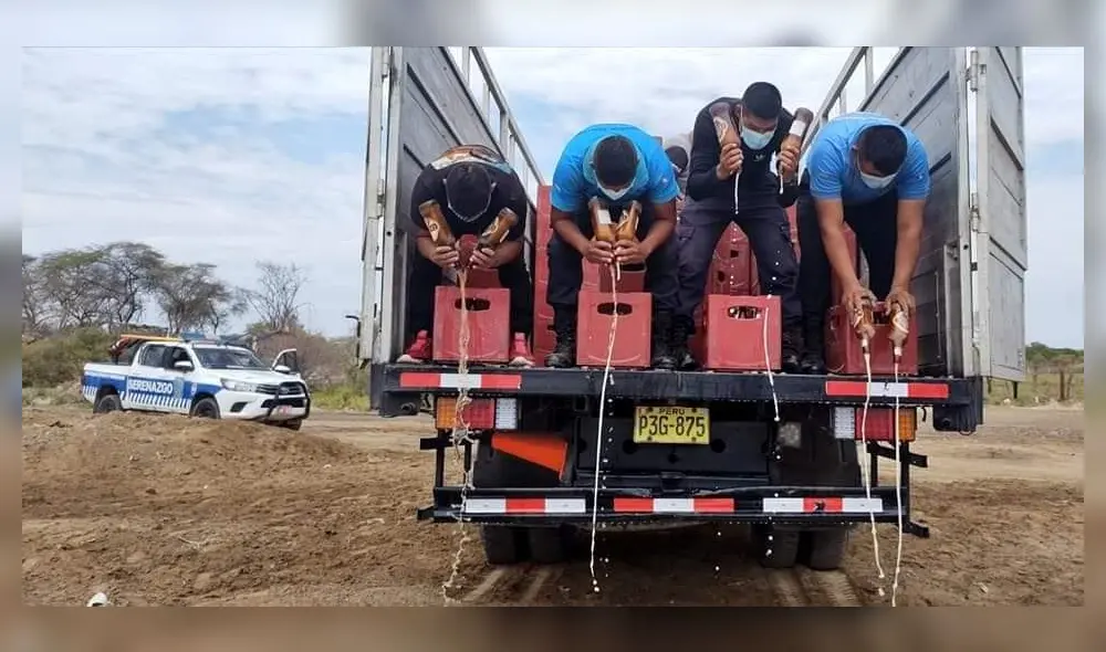 Cientos de botellas fueron vaciadas en el botadero de Tambogrande. Foto: Municipalidad de Tambogrande Cientos de botellas fueron vaciadas en el botadero de Tambogrande. Foto: Municipalidad de Tambogrande