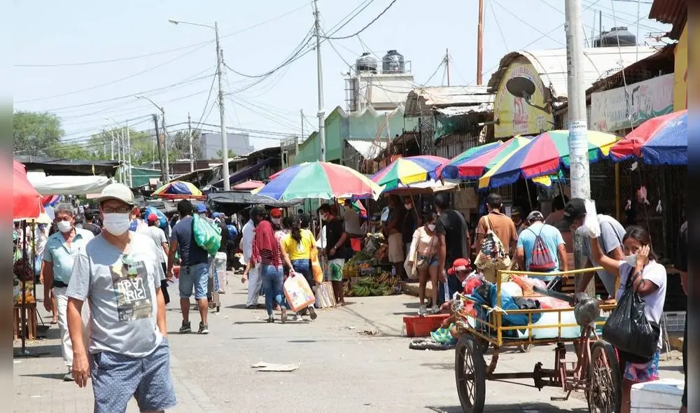 Comerciantes invaden los espacios públicos del mercado. Foto: La República. Comerciantes invaden los espacios públicos del mercado. Foto: La República.
