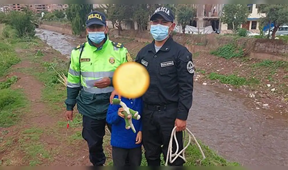 Los policías lograron recuperar el juguete de plástico con la figura de un dinosaurio. Luego, lo entregaron al menor, quien quedó satisfecho por el rescate. Foto: PNP Los policías lograron recuperar el juguete de plástico con la figura de un dinosaurio. Luego, lo entregaron al menor, quien quedó satisfecho por el rescate. Foto: PNP