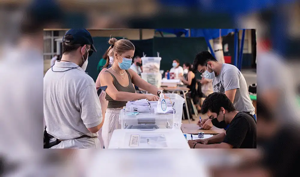 Los apoderados en mesa son designados por cada partido que participa en una contienda electoral. Foto: El Mercurio. Los apoderados en mesa son designados por cada partido que participa en una contienda electoral. Foto: El Mercurio.