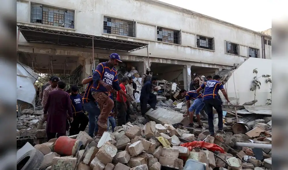 Funcionarios de seguridad pakistaníes inspeccionan el escenario de una explosión que tuvo lugar en Paracha Chowk, en Karachi, Pakistán. Foto: EFE Funcionarios de seguridad pakistaníes inspeccionan el escenario de una explosión que tuvo lugar en Paracha Chowk, en Karachi, Pakistán. Foto: EFE