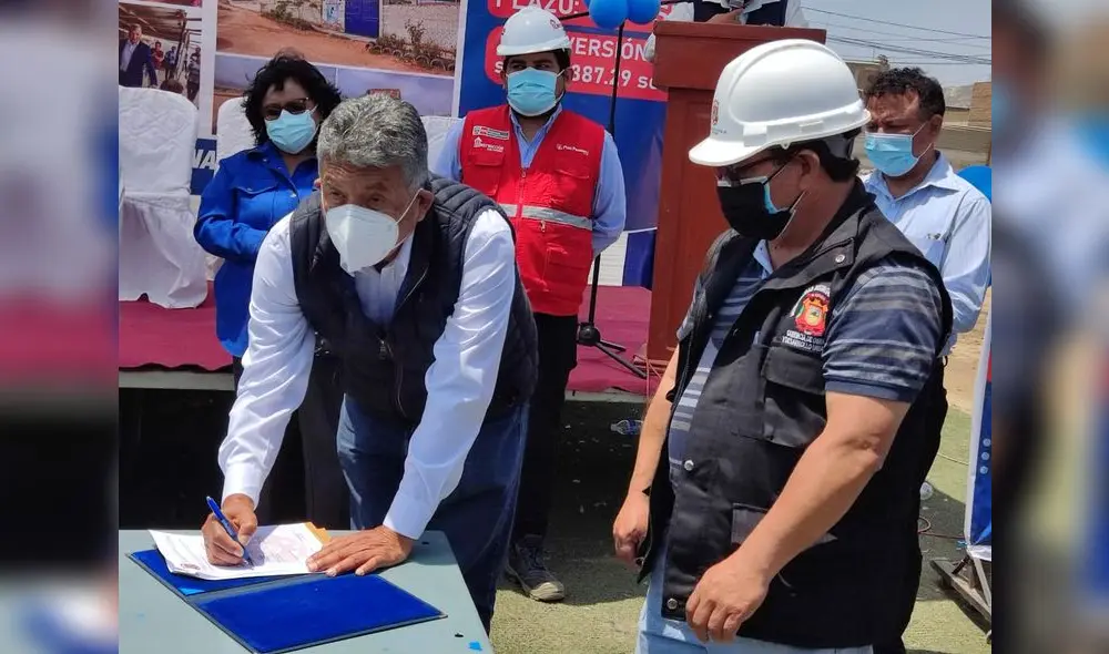 Rebaza firma el acta de entrega del terreno. Foto: MDEP