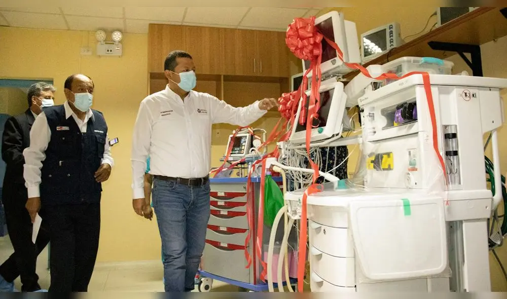 Gobernador Luis Díaz Bravo entregó equipos a las autoridades del Hospital Las Mercedes. Foto: Gobierno Regional de Lambayeque
