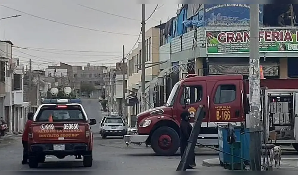 Según el testimonio de los comensales, el fuego inició en la cocina y las mujeres intentaron apagarlo sin éxito. Foto: Reportero Ciudadano Tacna Según el testimonio de los comensales, el fuego inició en la cocina y las mujeres intentaron apagarlo sin éxito. Foto: Reportero Ciudadano Tacna
