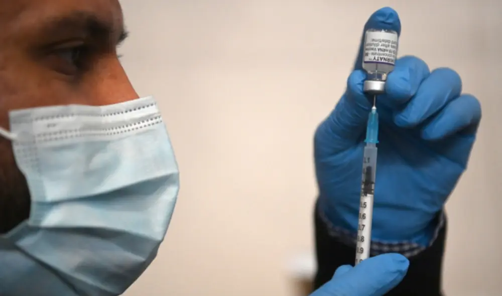 Los autores del estudio sospechan que el intervalo entre dosis podría influir en el desarrollo de inflamaciones. Foto: Neil Hall / EFE Los autores del estudio sospechan que el intervalo entre dosis podría influir en el desarrollo de inflamaciones. Foto: Neil Hall / EFE