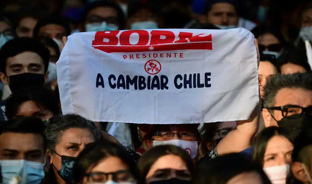 Gabriel Boric tiene cierto favoritismo de cara a la segunda vuelta que este domingo 19 de diciembre lo medirá en Chile contra José Antonio Kast. Foto: AFP