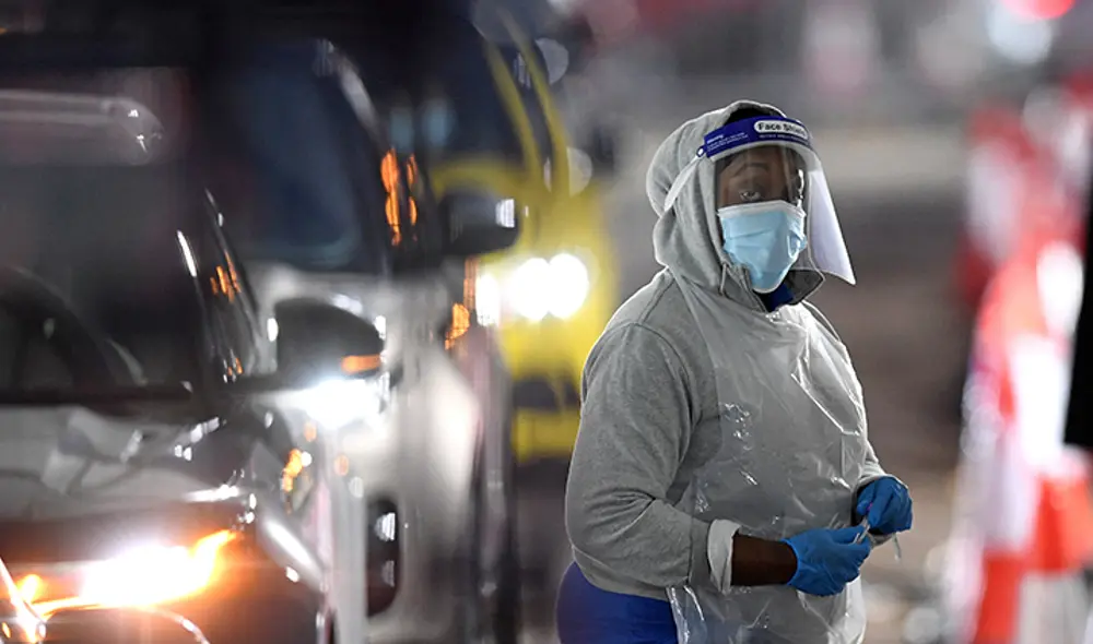 Un trabajador médico habla con un miembro del público que espera en su automóvil para hacerse una prueba de COVID-19 en Reino Unido. Foto: AFP Un trabajador médico habla con un miembro del público que espera en su automóvil para hacerse una prueba de COVID-19 en Reino Unido. Foto: AFP