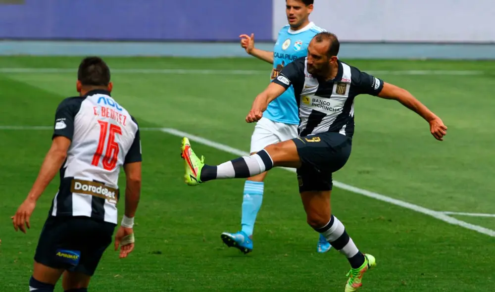 Hernán Barcos aún no renueva con Alianza Lima. Las negociaciones siguen y pronto se conocerán noticias. Foto: La República