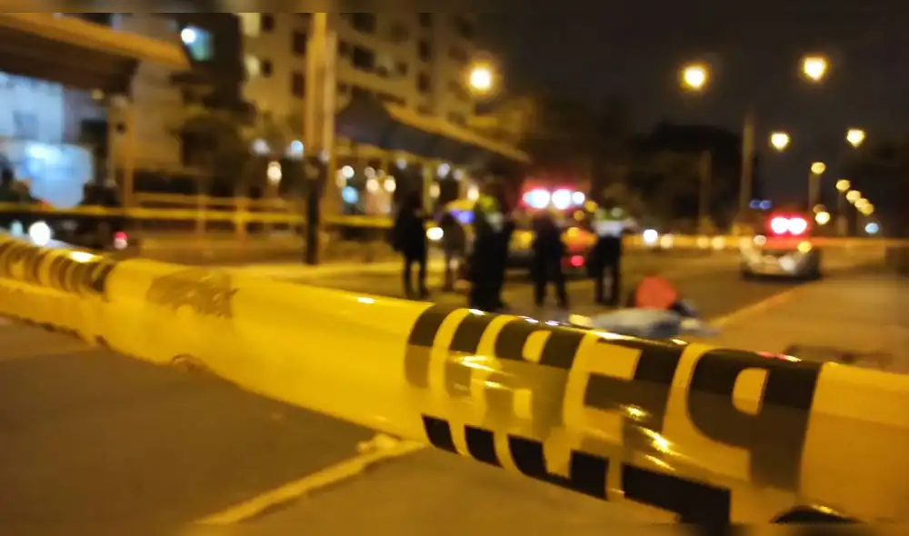 Han pasado dos horas y aún no llegan las autoridades para el levantamiento del cadáver. Foto: URPI-LR Han pasado dos horas y aún no llegan las autoridades para el levantamiento del cadáver. Foto: URPI-LR