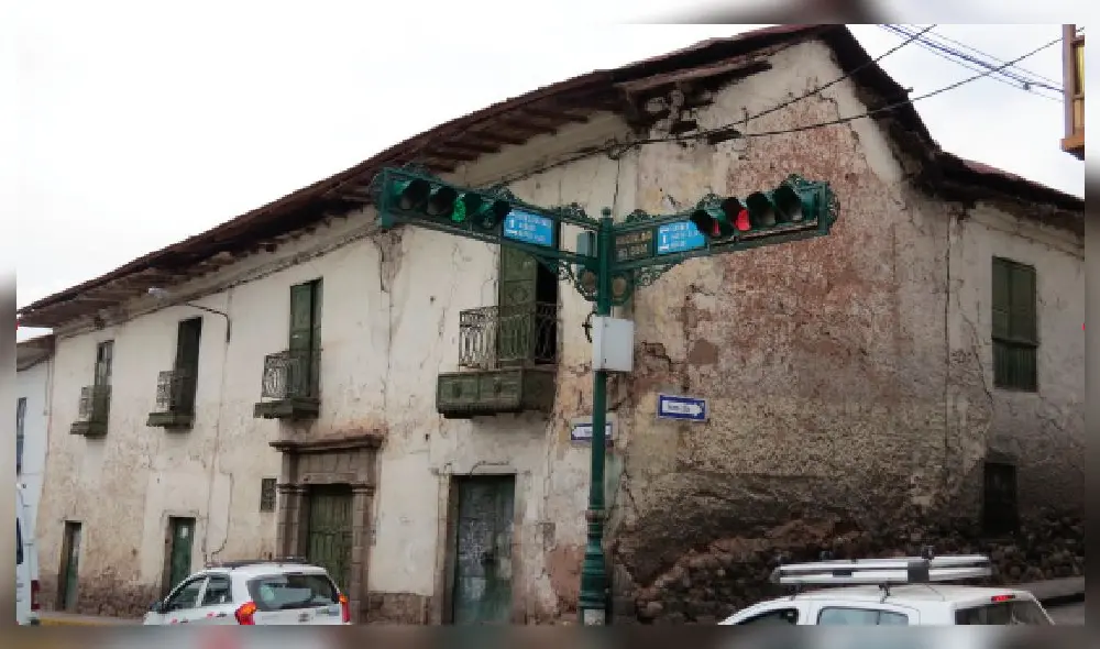 Peligro. Casona abandonada en la calle Arones puede derrumbarse con los movimientos que se presentan en Cusco. Peligro. Casona abandonada en la calle Arones puede derrumbarse con los movimientos que se presentan en Cusco.