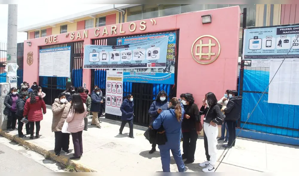 Puno. Examen se rindió en colegio San Carlos. Puno. Examen se rindió en colegio San Carlos.