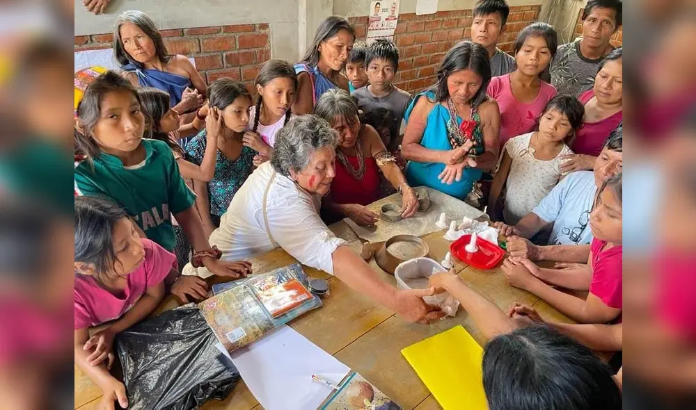 Artistas Josefa Nolte en pleno trabajo con las ceramistas  awajún (foto de Leslie Searles).  bajo. Portada de su libro-catálogo.