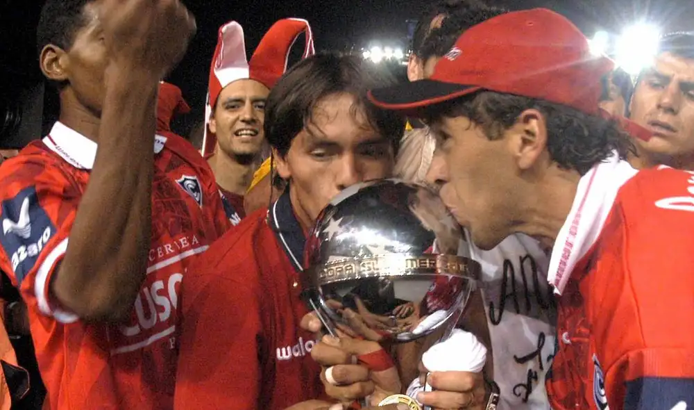 Cienciano se consagró campeón de la Sudamericana ante River Plate. Empató 3-3 en la ida y ganó 1-0 en la vuelta. Foto: Twitter @Sudamericana Cienciano se consagró campeón de la Sudamericana ante River Plate. Empató 3-3 en la ida y ganó 1-0 en la vuelta. Foto: Twitter @Sudamericana