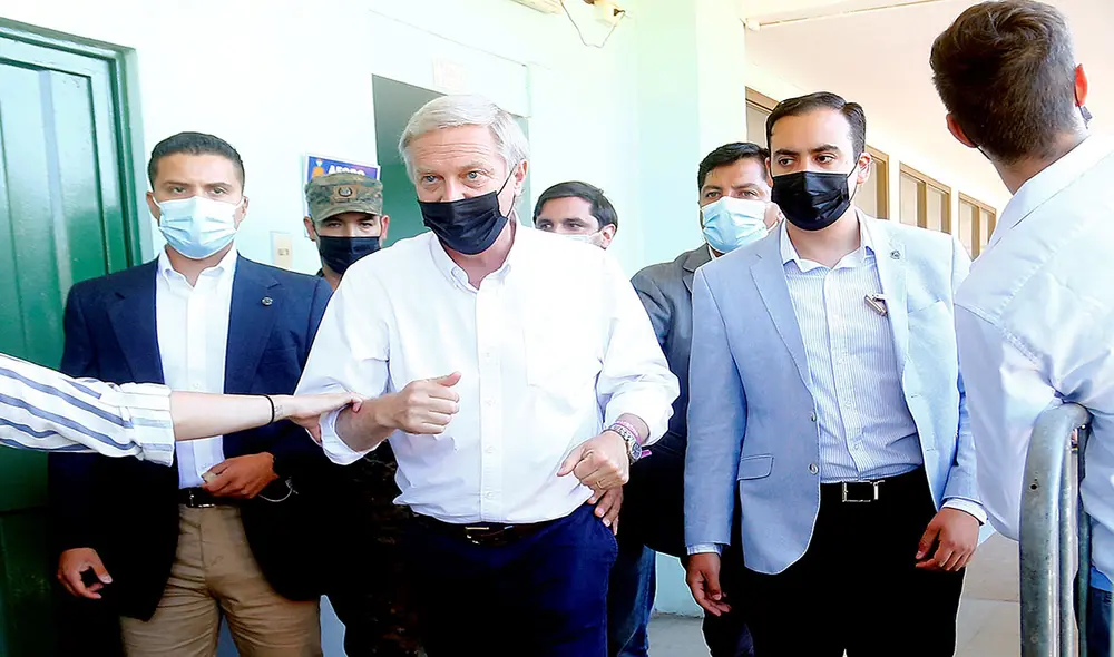 El candidato presidencial del Partido Republicano, José Antonio Kast, votó hoy en la escuela secundaria Ana Mogas de Paine (Chile). Foto: EFE El candidato presidencial del Partido Republicano, José Antonio Kast, votó hoy en la escuela secundaria Ana Mogas de Paine (Chile). Foto: EFE