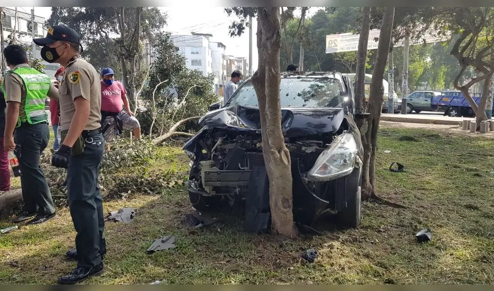 Vecinos indicaron que no es la primera vez que ocurre un accidente en esta zona. Foto: Giulianna Castillo / URPI - LR Vecinos indicaron que no es la primera vez que ocurre un accidente en esta zona. Foto: Giulianna Castillo / URPI - LR