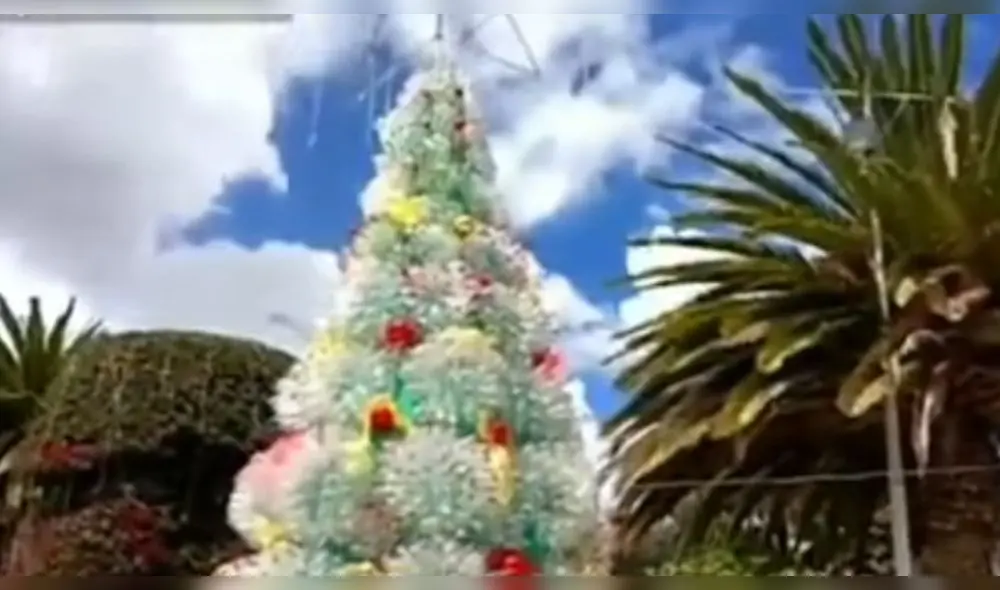 El árbol de Navidad fue instalado en la plaza distrital. Foto: Captura Latina