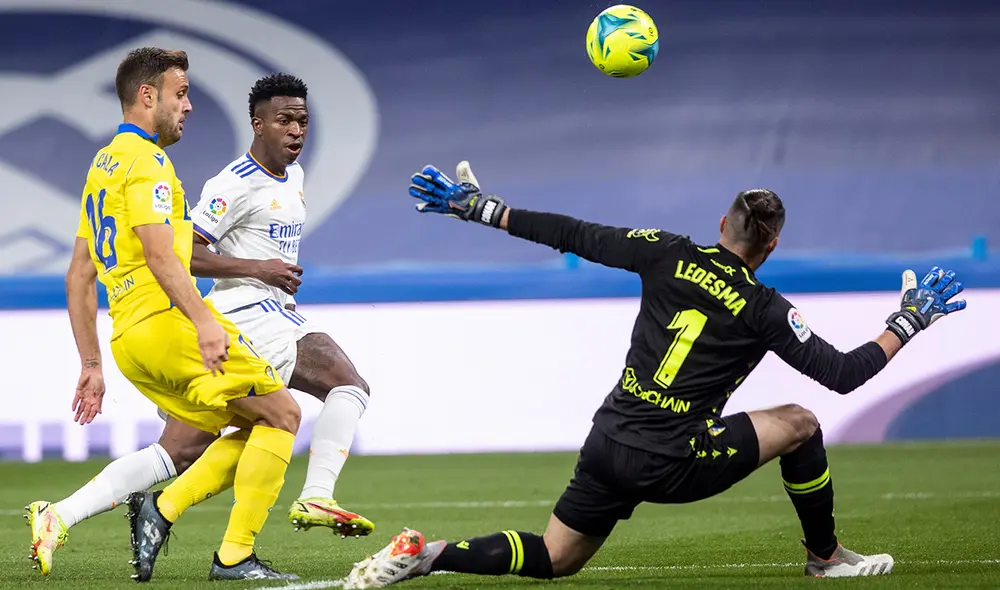 'Vini' casi anota pero Ledesma estuvo atento para evitar el gol. Foto: EFE 'Vini' casi anota pero Ledesma estuvo atento para evitar el gol. Foto: EFE