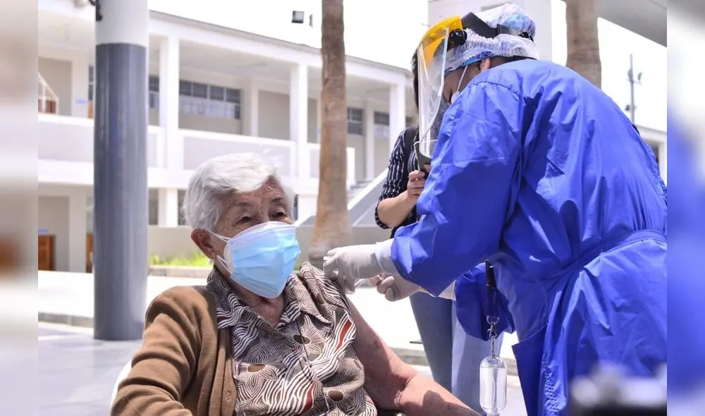 La ciudadanía debe presentar el carné de vacunación o el certificado de vacunación digital con el registro de las dos dosis aplicadas para acceder a la tercera. Foto: Diresa Tacna La ciudadanía debe presentar el carné de vacunación o el certificado de vacunación digital con el registro de las dos dosis aplicadas para acceder a la tercera. Foto: Diresa Tacna