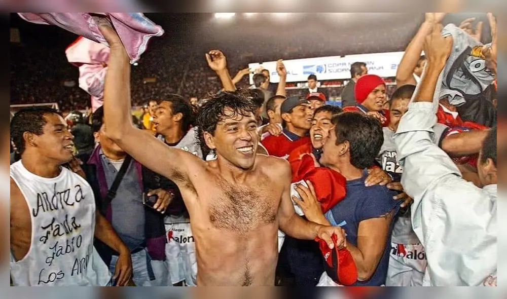 El capitán del Papá de América, Juan Carlos Bazalar, celebrando la hazaña. Foto: Gol Perú