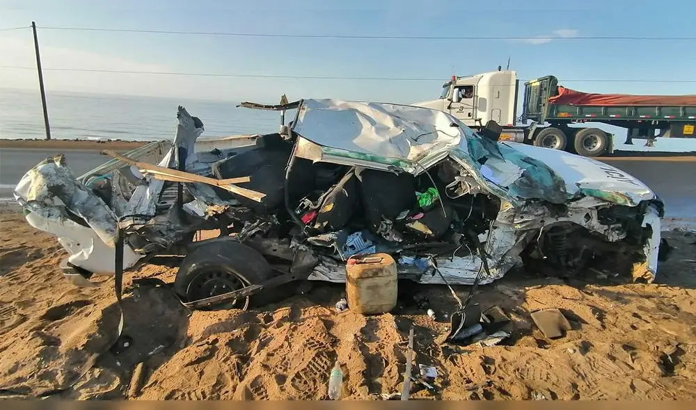El vehículo policial dio varias vueltas de campana y terminó destrozado. Foto: PNP El vehículo policial dio varias vueltas de campana y terminó destrozado. Foto: PNP
