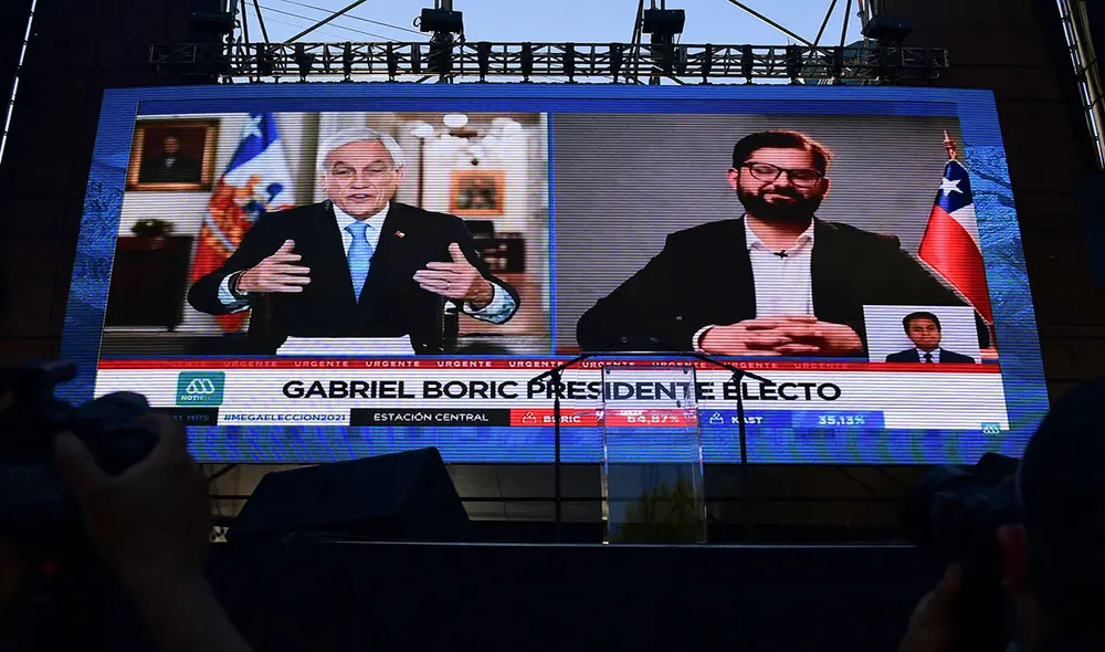 Sebastián Piñera fue el primero en saludar a Gabriel Boric. Foto: AFP