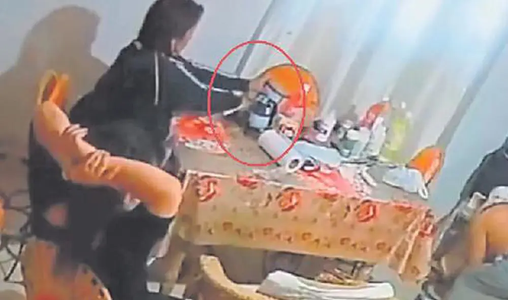 Mientras el anciano estaba agachado buscando la hoja, las mujeres tuvieron tiempo suficiente para apoderarse del dinero y guardarlo en su bolso. Foto: Áncash Digital Mientras el anciano estaba agachado buscando la hoja, las mujeres tuvieron tiempo suficiente para apoderarse del dinero y guardarlo en su bolso. Foto: Áncash Digital