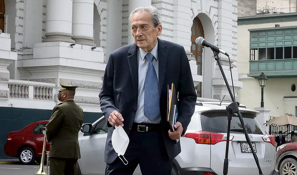 Panorama complicado. Pese a las denuncias, el Gobierno respalda al ministro de Educación, Carlos Gallardo. Foto: difusión Panorama complicado. Pese a las denuncias, el Gobierno respalda al ministro de Educación, Carlos Gallardo. Foto: difusión