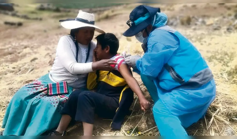 Trabajo. Personal de salud viaja a poblados para vacunar.