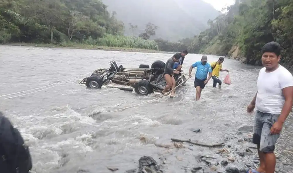 Rescatistas, pobladores y autoridades acudieron a la zona del accidente para recuperar los cuerpos. Foto: Cortesía Radio Municipal Sandia