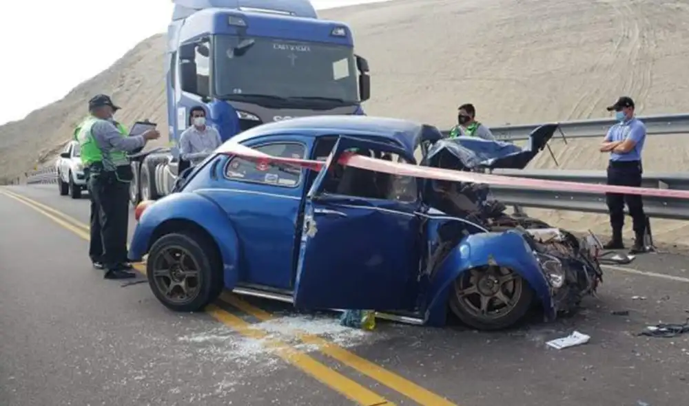 En el automóvil se transportaba una familia que habría ido de paseo a la playa. Foto: PNP En el automóvil se transportaba una familia que habría ido de paseo a la playa. Foto: PNP