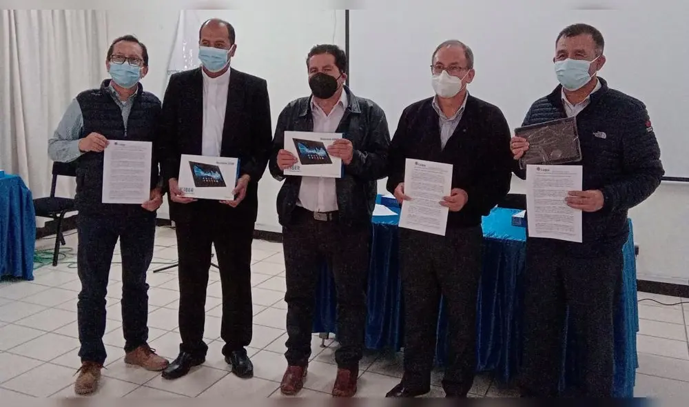 Autoridad regional de Educación y de Hualgayoc recibieron las tablets donadas por Coimolache. Foto: DREC. Autoridad regional de Educación y de Hualgayoc recibieron las tablets donadas por Coimolache. Foto: DREC.