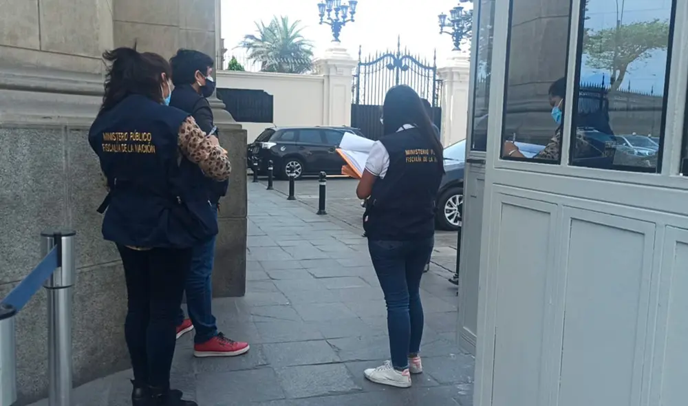 Personal del Ministerio Público se encuentra en los exteriores de Palacio de Gobierno. Foto: Erwin Valenzuela/URPI-LR