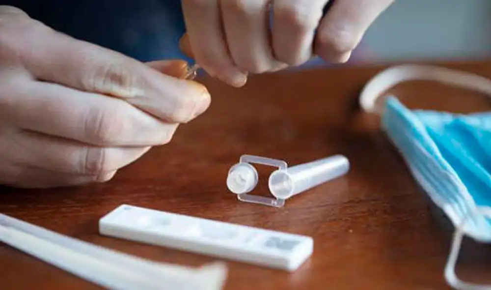 Según la denuncia de varios usuarios en Twitter, el kit contaría con un pequeño frasco transparente lleno de líquido que, al ingerirlo, haría a los compradores contraer COVID-19. Foto: Difusión Según la denuncia de varios usuarios en Twitter, el kit contaría con un pequeño frasco transparente lleno de líquido que, al ingerirlo, haría a los compradores contraer COVID-19. Foto: Difusión