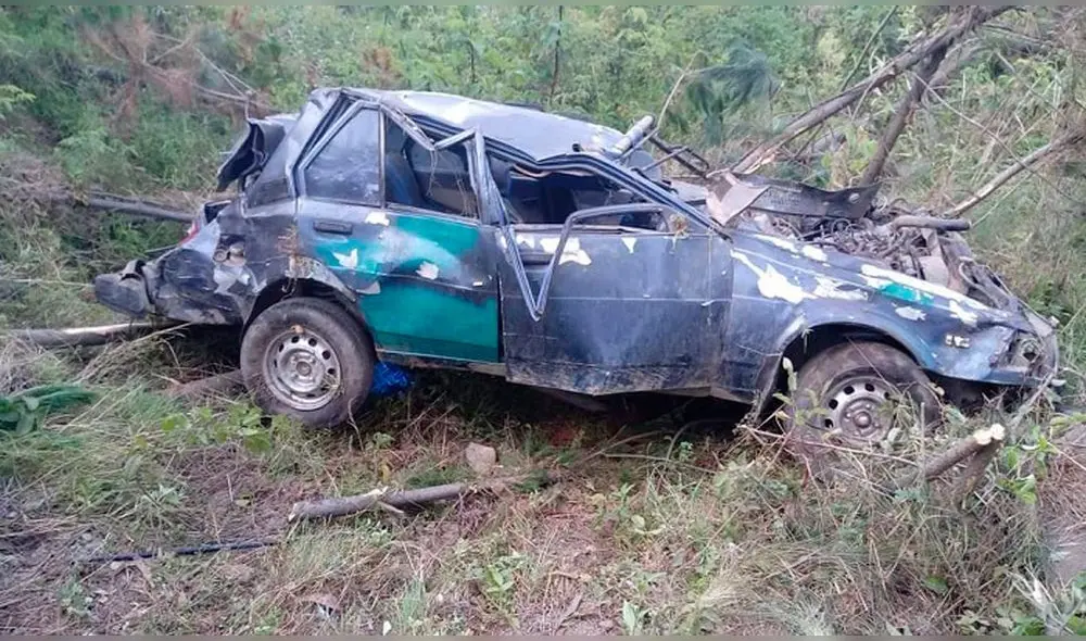 Automóvil cayó a una profundidad de más de 150 metros. Foto: Radio Santo Domingo Automóvil cayó a una profundidad de más de 150 metros. Foto: Radio Santo Domingo