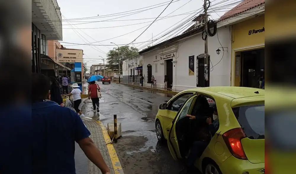 La lluvia que se produjo la mañana de este lunes 20 de diciembre se acumuló en distintas calles de la ciudad. Fotos: Chasqui Noticias