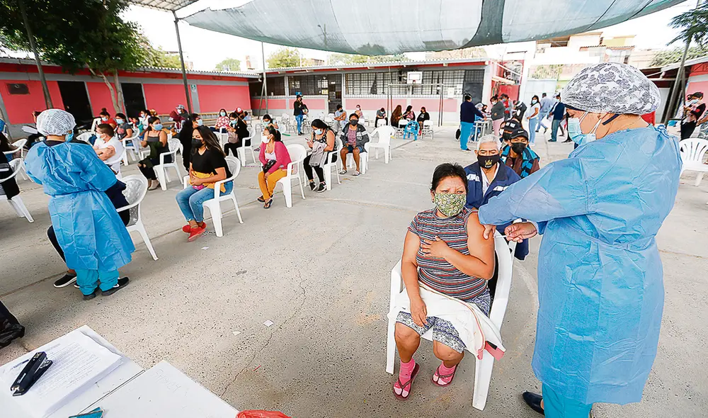 Protección adicional. Pocos adultos mayores han regresado a los vacunatorios para recibir su dosis de refuerzo: apenas el 30%, señaló anoche el Minsa. Foto: difusión