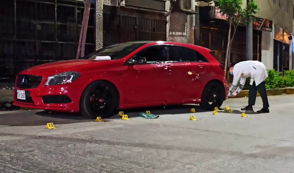 El vehículo se encontraba estacionado en las afueras de un local de venta de ropa, cuyo dueño era la víctima del hecho. Foto: Giuliana Castillo / URPI-LR