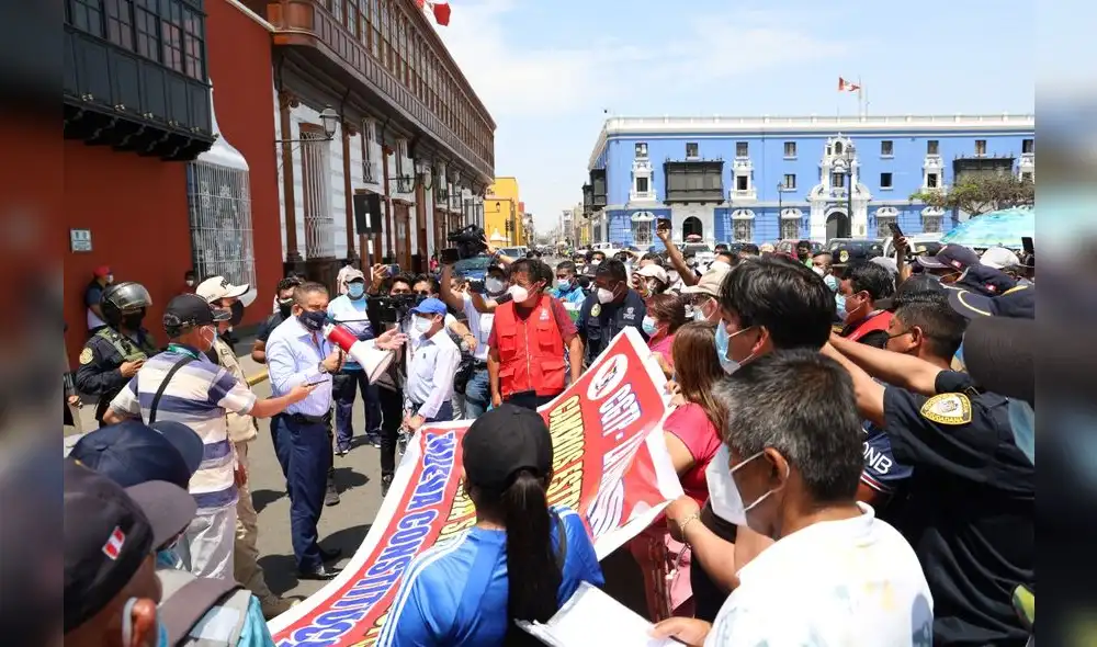 Servidores municipales hicieron una marcha en plaza de armas. Foto: GRLL Servidores municipales hicieron una marcha en plaza de armas. Foto: GRLL