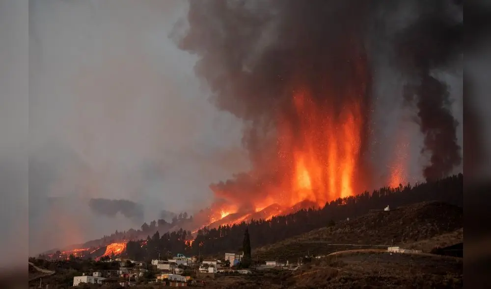 El video fue grabado a unos 1,5 kilómetros de los centros de emisión del volcán. Foto: AFP