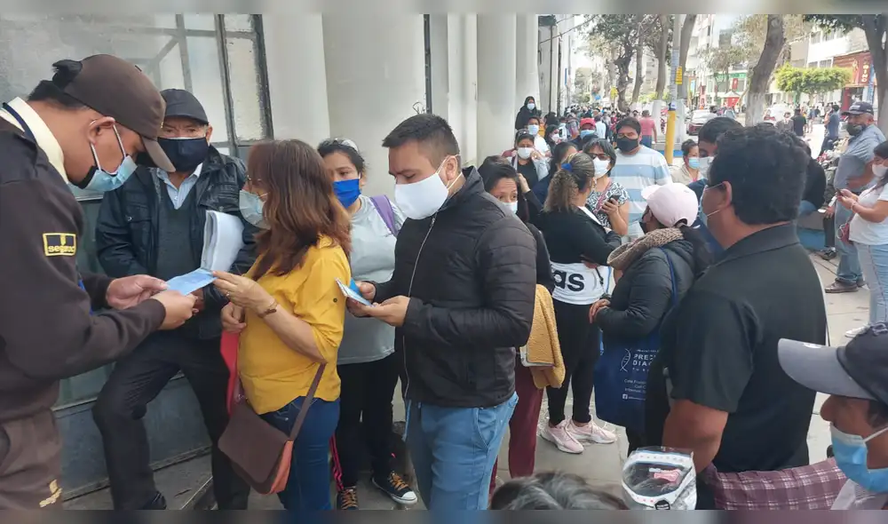 Exigen carnet de vacunación para ingresar al local de RENIEC de Chiclayo. Foto: La República / Clinton Medina Carhuajulca