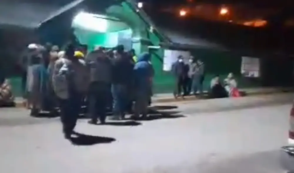 Familiares de la joven y rondas campesinas se apostaron en exteriores de la comisaría de Macusani. Foto: Captura radio Altura Carabaya. Familiares de la joven y rondas campesinas se apostaron en exteriores de la comisaría de Macusani. Foto: Captura radio Altura Carabaya.